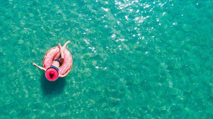 o femeie pe o piscina pluteste in apa